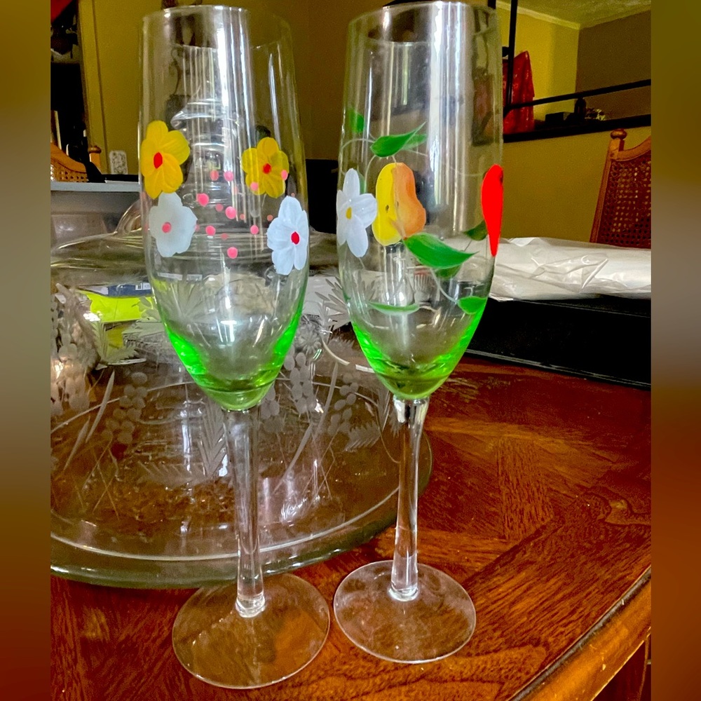 (2) wine/champagne glasses